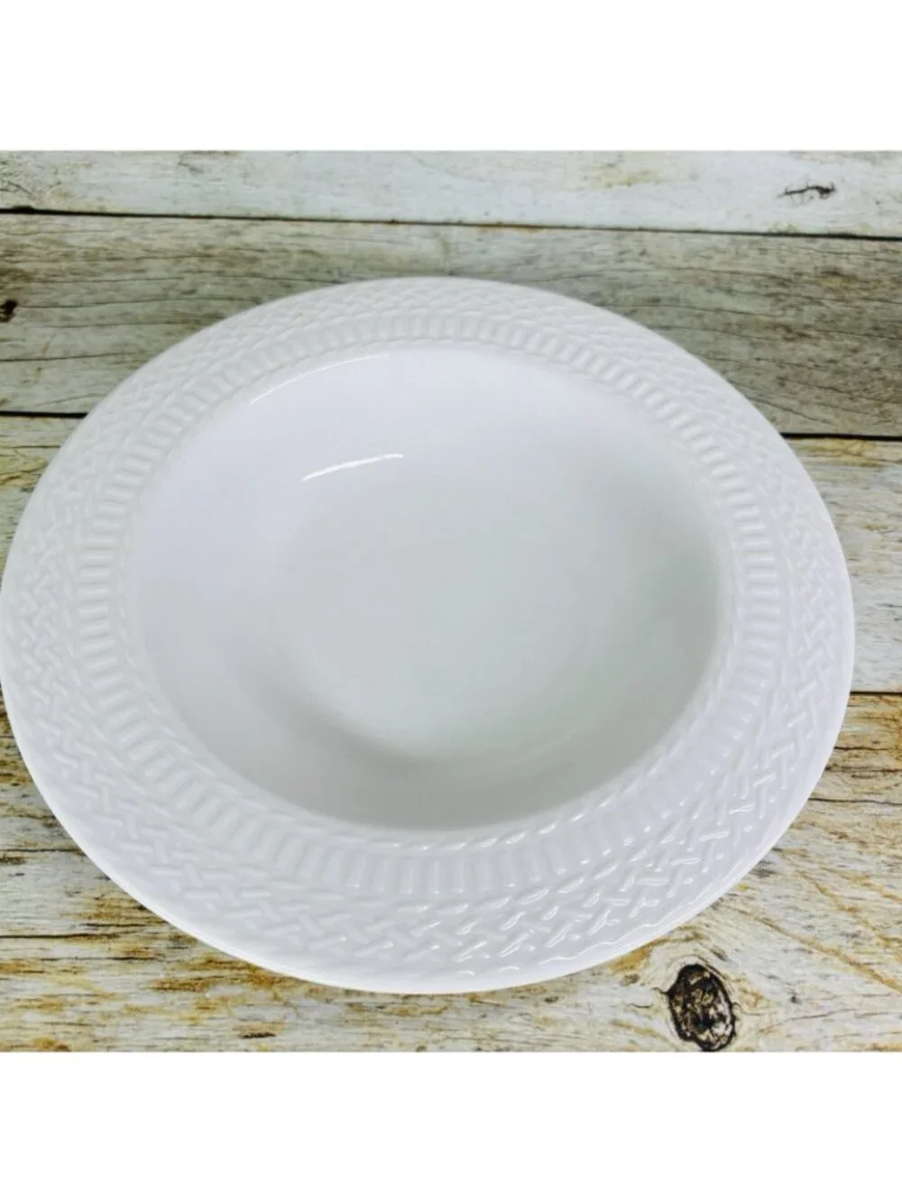 Livingquarters LIQ10 White Embossed Basketweave Rimmed 9